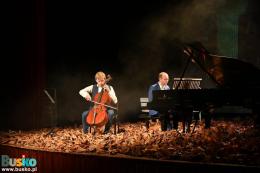 Koncert Z klasyka przez Polskę - na scenie wśród liści muzycy grający na wiolonczeli i fortepianie