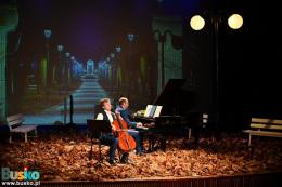 Koncert Z klasyka przez Polskę - na scenie wśród liści muzycy grający na wiolonczeli i fortepianie