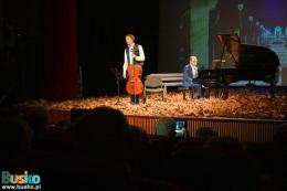 Koncert Z klasyka przez Polskę - na scenie wśród liści muzyk z wiolonczelą