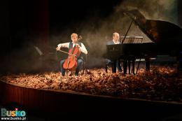 Koncert Z klasyka przez Polskę - na scenie wśród liści muzycy grający na wiolonczeli i fortepianie