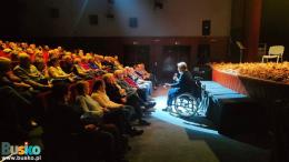 Mężczyzna na wózku inwalidzkim  przemawia do publiczności w sali BSCK