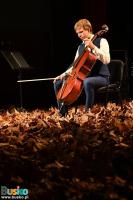 Koncert Z klasyka przez Polskę - na scenie wśród liści muzyk grający na wiolonczeli 