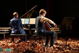 Koncert Z klasyka przez Polskę - na scenie wśród liści muzycy grający na wiolonczeli i fortepianie