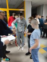 Uczestnicy Turnieju Piłkarzyków Stołowych 