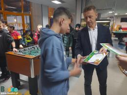 Uczestnicy Turnieju Piłkarzyków Stołowych 