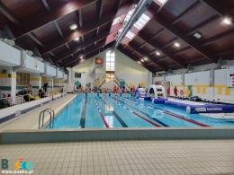 Na zdjęciu widoczni są uczestnicy Mikołajkowego pływania oczekujący na swój start