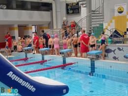 Na zdjęciu widoczni są uczestnicy Mikołajkowego pływania przed startem w konkurencjach