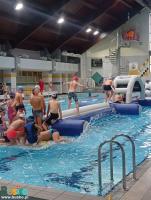 Na zdjęciu widoczni są uczestnicy Mikołajkowego pływania korzystający z toru wodnego