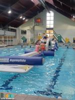 Na zdjęciu widoczni są uczestnicy Mikołajkowego pływania korzystający z toru wodnego