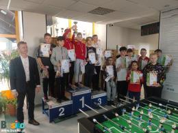 Uczestnicy turnieju z dyplomami oraz nagrodami. 