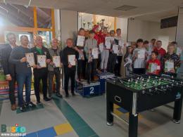 Wszyscy uczestnicy turnieju według miejsc wraz z opiekunami oraz Dyrektorem Buskiego Ośrodka Sportu i Rekreacji. 