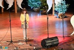 Uczestniczka Przeglądu Kolęd na scenie BSCK