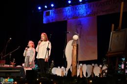 Uczestnicy Przeglądu Kolęd na scenie BSCK