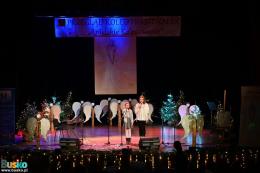 Uczestnicy Przeglądu Kolęd na scenie BSCK