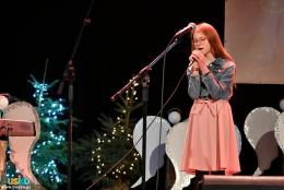 Uczestniczka Przeglądu Kolęd na scenie BSCK