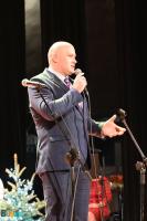 Organizator Przeglądu Kolęd przemawia na scenie BSCK