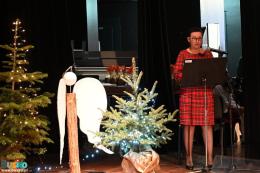 Organizatorka Przeglądu Kolęd przemawia na scenie BSCK