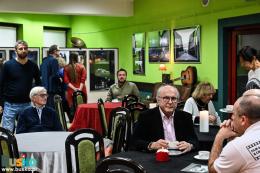 Uczestnicy wernisażu Przeglądu Ponidzie w klubie Stradivarius