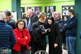 Uczestnicy wernisażu Przeglądu Ponidzie w klubie Stradivarius