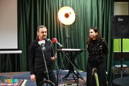 Kurator wystawy Daniel Piwowarczyk oraz dyrektor BSCK Maria Wiśniewska podczas wernisażu Przeglądu Ponidzie w klubie Stradivarius