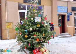 Udekorowana świąteczna choinka na placu Zwycięstwa