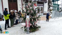 Uczestnicy dekoracji świątecznych na placu Zwycięstwa