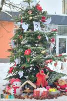 Udekorowana świąteczna choinka na placu Zwycięstwa