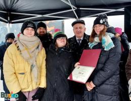 Uczestnicy dekoracji świątecznych wraz z Burmistrzem Waldemarem Sikorą oraz Z-cą Michałem Marońskim  na placu Zwycięstwa