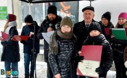 Uczestnicy dekoracji świątecznych wraz z Burmistrzem Waldemarem Sikorą oraz Z-cą Michałem Marońskim  na placu Zwycięstwa