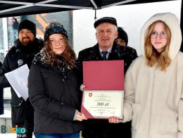 Uczestnicy dekoracji świątecznych wraz z Burmistrzem Waldemarem Sikorą oraz Z-cą Michałem Marońskim  na placu Zwycięstwa