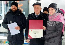 Uczestnicy dekoracji świątecznych wraz z Burmistrzem Waldemarem Sikorą oraz Z-cą Michałem Marońskim  na placu Zwycięstwa