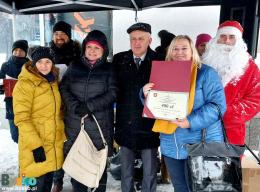 Uczestnicy dekoracji świątecznych wraz z Burmistrzem Waldemarem Sikorą oraz Z-cą Michałem Marońskim  na placu Zwycięstwa