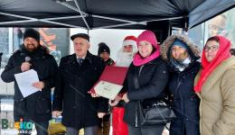 Uczestnicy dekoracji świątecznych wraz z Burmistrzem Waldemarem Sikorą oraz Z-cą Michałem Marońskim  na placu Zwycięstwa