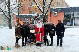 Uczestnicy dekoracji świątecznych wraz z Burmistrzem Waldemarem Sikorą oraz Z-cą Michałem Marońskim  na placu Zwycięstwa