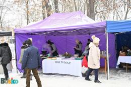 Jedno ze stoisk kiermaszu świątecznego na Placu Zwycięstwa