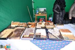 Jedno ze stoisk kiermaszu świątecznego na Placu Zwycięstwa