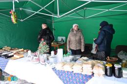 Jedno ze stoisk kiermaszu świątecznego na Placu Zwycięstwa