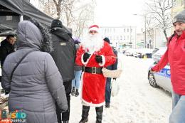 Człowiek w przebraniu Świętego Mikołaja podczas  kiermaszu świątecznego na Placu Zwycięstwa