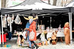 Jedno ze stoisk kiermaszu świątecznego na Placu Zwycięstwa