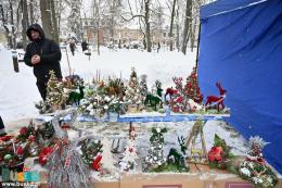 Jedno ze stoisk kiermaszu świątecznego na Placu Zwycięstwa