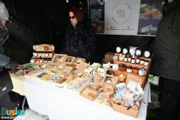 Jedno ze stoisk kiermaszu świątecznego na Placu Zwycięstwa