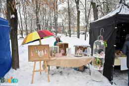 Jedno ze stoisk kiermaszu świątecznego na Placu Zwycięstwa
