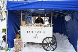 Jedno ze stoisk kiermaszu świątecznego na Placu Zwycięstwa