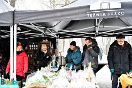 Jedno ze stoisk kiermaszu świątecznego na Placu Zwycięstwa