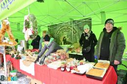 Jedno ze stoisk kiermaszu świątecznego na Placu Zwycięstwa