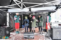 Artyści występujący podczas  kiermaszu świątecznego na Placu Zwycięstwa