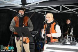 Artyści występujący podczas  kiermaszu świątecznego na Placu Zwycięstwa