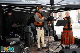 Artyści występujący podczas  kiermaszu świątecznego na Placu Zwycięstwa