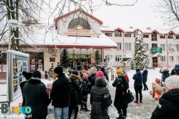 uczestnicy wspólnego kolędowania pod budynkiem BSCK
