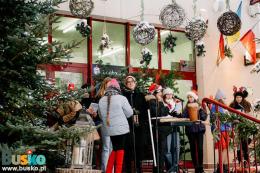 uczestnicy wspólnego kolędowania pod budynkiem BSCK